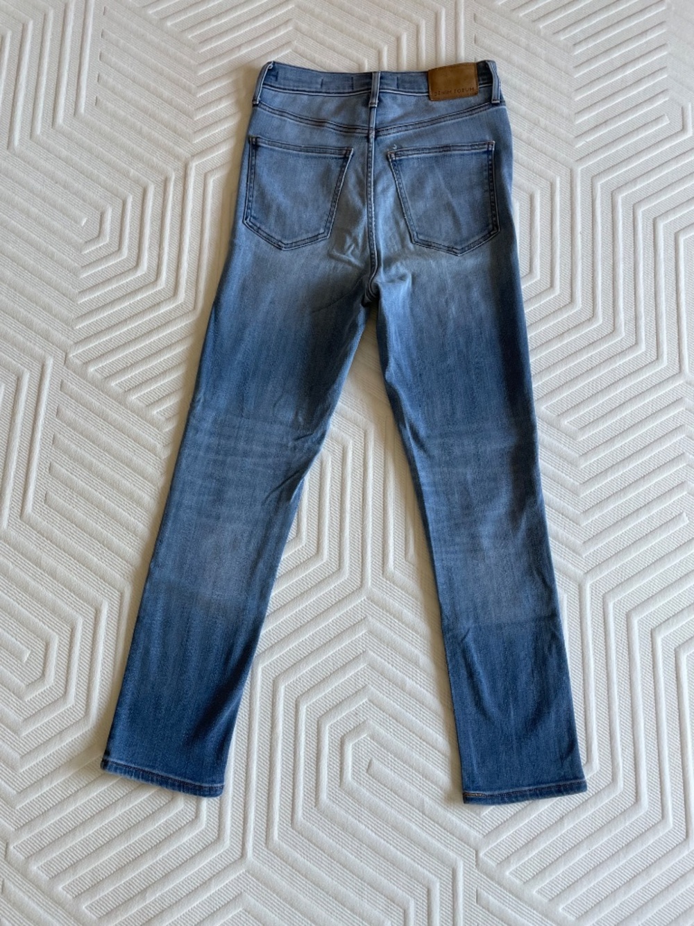 Aritzia Denim Forum, Lola high rise skinny crop jean 28W Medium to Light Blue - Picture 2 of 11